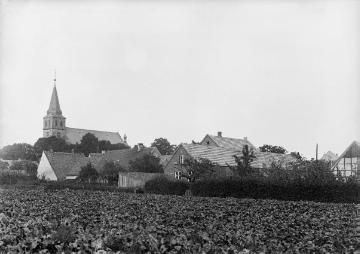 Hörstel-Riesenbeck mit der St. Kalixtus-Kirche. Undatiert, um 1930?