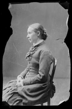 Fräulein Jäger, Schwester des Harsewinkeler Buchbinders und Fotografen Johann Hermann Jäger. Undatiert, um 1880?