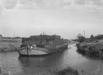Torftransport auf dem Süd-Nord-Kanal bei Georgsdorf, ca. 1930.