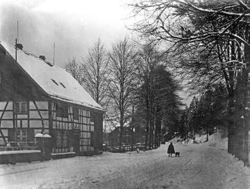 Die Dortmunder Landstraße bei Herdecke (Blick Richtung Stadt) Höhe Straße "Herdecker Bach". Hinter den Bäumen: Haus Herdecker Bach 10 mit dem Ausflugslokal "Bachforelle" (Familie Saure). Undatiert, um 1910?
