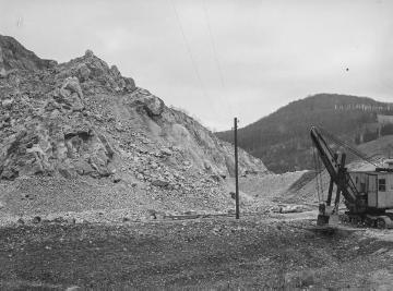 Kalksteinbruch bei Hönnetal, April 1935.