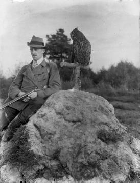 Dr. Hermann Reichling mit seinem Jagduhu (auch "Hüttenuhu"), in der Vogeljagd eingesetzt als Lockvogel, 1925.