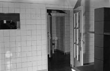 Landesheilanstalt für Psychiatrie Lengerich, Renovierung 1954-1957: Separates Badezimmer am Schlafsaal Männer AIII nach dem Umbau.