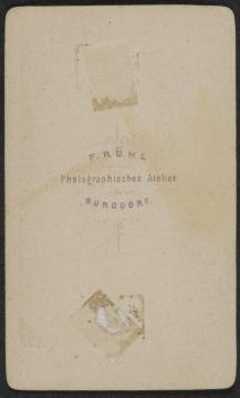 Fotoatelier F. Rühl, Burgdorf (Schweiz): Rückseite einer Fotografie auf Karton im "Carte de Visite"-Format 6 x 9 cm mit Signet des Fotografen - als Werbemaßnahme zur Verbreitung der Fotografie gebräuchlich zwischen 1860 und 1915.