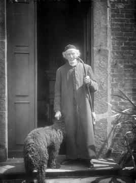 Pastor Hermann Mellage (1835-1927). Kath. Pfarrer in Harsewinkel-Marienfeld seit 1884, und sein Hund Mohr, um 1924