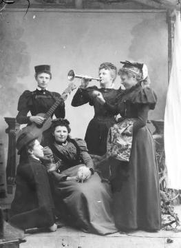 Damengruppe, Inszenierung im Atelier Jäger, Harsewinkel. Undatiert, um 1910?