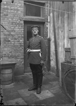 Hermann Reichling nach seiner Einberufung als Soldat im Ersten Weltkrieg. Münster, undatiert.