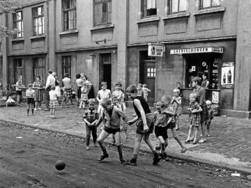 Fußballspielen in der Cottenburgstraße, Castrop-Rauxel-Schwerin, 1965.