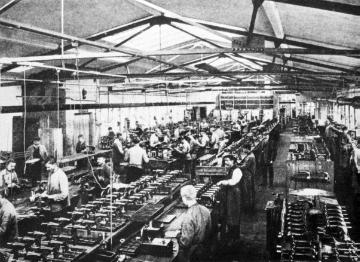 Nähmaschinenfabrikation in der "Baer und Rempel - Bielefelder Nähmaschinen-Fabrik", gegründet 1865 - Herstellung von "Phoenix- und Teutonia"-Nähmaschinen und "Planet"-Fahrrädern. Undatiert, um 1906?