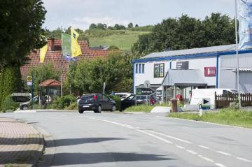 Ortszentrum Brochterbeck, 2015: Die Wechter Straße - Hauptverkehrsstraße zum Ortskern (L591). Rechts: Edeka-Markt "Heukamp", einziges Lebensmittelgeschäft im Dorf.