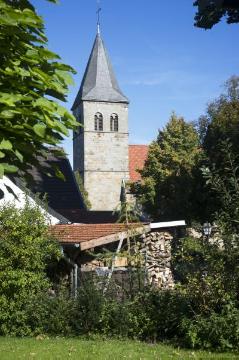 Ortskern Brochterbeck, 2015: Die evangelische Kirche an der Dorfstraße - Blick aus Richtung Hof Schulte-Brochterbeck.