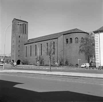 Die Dreifaltigkeits-Kirche am Friesenring, erbaut 1938/39 von den Architekten Heinrich Benteler und Albert Wörmann