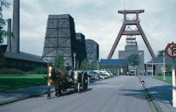 Zeche Pluto in Wanne-Eickel, Ortsteil Wanne (später Herne-Wanne): Blick auf den 1953 errichteten Förderturm. Undatiert, um 1960?