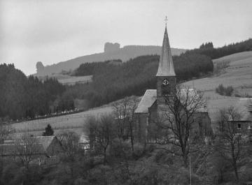 Im Hintergrund die Bruchhauser Steine, im Vordergrund Bruchhausen, 1935.