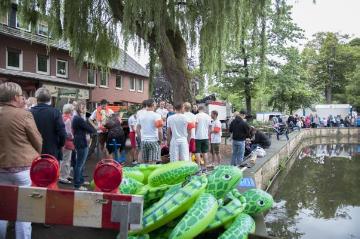 Traditionelle Juxboot-Regatta auf dem Mühlenteich in Brochterbeck, Juli 2015 - veranstaltet zur alljährlichen Sommerkirmes von der Interessengemeinschaft Brochterbeck. Letzte Lagebesprechung der Teilnehmer.