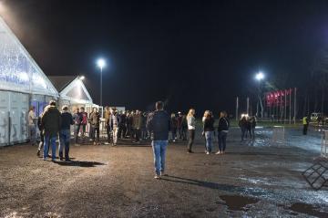 Wartende Partygäste - "Karpaten-Musikfestival" in Ahaus 2016, seit 1962 veranstaltet am jedem Osterwochenende in Festzelten auf einem Gelände zwischen Ottenstein und Alstätte.