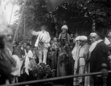 Zoologischer Garten an der Aa, Münster, 1924: Buntes Spektakel zur Feier des 25-jährigen Jahrestages der Überführung des Elefanten "August" von Skri Lanka nach Münster 1899.