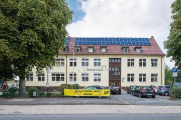 Die Wiehagenschule (städtische katholische Grundschule) mit neuem Solardach, Horster Straße 83 - eine Maßnahme im Rahmen des Bewerberprojektes "Energiestadt Werne" der Regionale 2016 - Ziel: nachhaltiges Wirtschaften mit erneuerbaren Energien