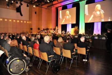 60 Jahre LWL und LVR - Jubiläumsfeier 2013: Moderatorin Gisela Steinhauer eröffnet den Festakt zum 60-jährigen Jubiläum der Landschaftsverbände Westfalen-Lippe (LWL) und Rheinland (LVR) in der Halle Münsterland.