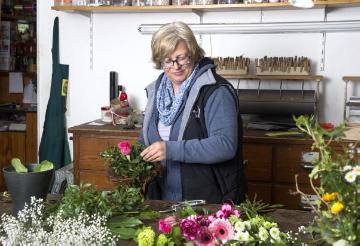 Das Blumengeschäft der "Premium Gärtnerei" Liede-Roeßmann in Brochterbeck - seit 1979 an der Dörenther Straße 12: Anbieter von Floristik, Grabpflege und Fleurop (weltweiter Blumenvermittlungsservice). April 2015.