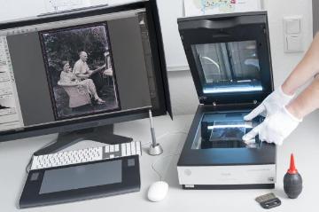 Sicherung von historischem Bildmaterial im LWL-Medienzentrum für Westfalen: Digitalisierung eines 70 Jahre alten Glasnegativs mittels Scannertechnologie zur Aufnahme in die Bilddatenbank des Bildarchivs.