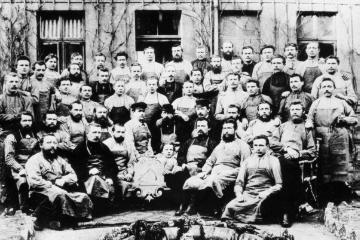 Werksbelegschaft der "Baer und Rempel - Bielefelder Nähmaschinen-Fabrik", gegründet 1865 - Herstellung von "Phoenix- und Teutonia"-Nähmaschinen und "Planet"-Fahrrädern. Undatiert, um 1900?