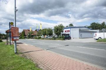 Ortszentrum Brochterbeck, 2015: Die Wechter Straße - Hauptverkehrsstraße zum Ortskern (L591). Rechts: Edeka-Markt "Heukamp", einziges Lebensmittelgeschäft im Dorf.