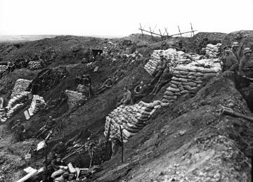 Kriegsschauplatz La Bassée (Frankreich) 1915: Zum Schützengraben ausgebauter Sprengtrichter