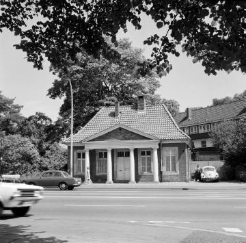 Klassizistisches Torhaus am Neutor, errichtet 1778, Architekt Wilhelm Ferdinand Lipper, bis 1891 Wachhaus, 1945-1966 Sitz der Buchdruckerei Tumbrink (Baudenkmal)