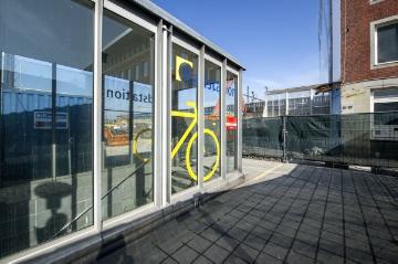 Münster Hauptbahnhof, März 2015: Eingang zum Fahrrad-Parkhaus "Radstation" - im Hintergrund die Großbaustelle der 2014 abgerissenen Bahnhofshalle.