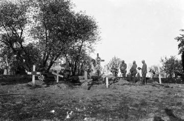 Erster Weltkrieg [Original ohne Angaben, undatiert]: Bestattung gefallener Kameraden auf einem Feldfriedhof