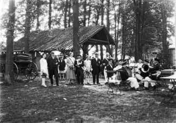 Schützengesellschaft "im Buschkamp", Harsewinkel. Stehend, zweiter von rechts: Fotograf Ernst Jäger, links: Ehefrau Agnes Jäger. Undatiert, später 1920er Jahre.
