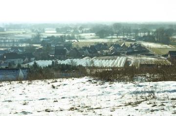 Brochterbeck und Tecklenburger Land - Blick von Norden aus Richtung Kleeberg, Februar 2015. Im Vordergrund: Gewächshäuser der Gärtnerei Liede-Roeßmann.