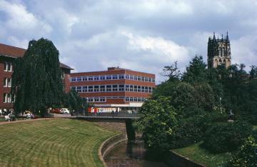 Blick über die Aa zur Bibliothek der Westfälischen Wilhelms-Universität (erbaut 1973)