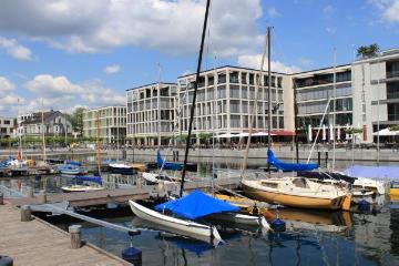 Bootshafen am Phoenix-See in Dortmund-Hörde.1,2 km langer Kunstsee auf dem ehemaligen Werksareal des 2001 stillgelegten Stahlwerks Phoenix-Ost. Wohn- und Naherholungsgebiet, teilweise im Verbund mit Bürogebäuden und Gastronomiebetrieben.
