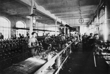 Nähmaschinenfabrikation in der "Baer und Rempel - Bielefelder Nähmaschinen-Fabrik", gegründet 1865 - Herstellung von "Phoenix- und Teutonia"-Nähmaschinen und "Planet"-Fahrrädern. Undatiert, um 1906?