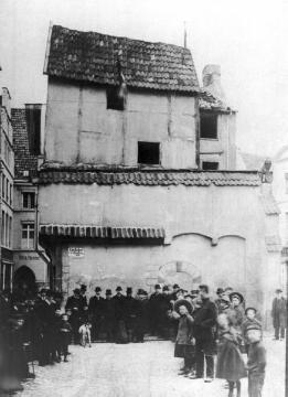 Stadtverordnete und Bürger vor den letzten beiden Häusern am Drubbel vor dem Abriss 1907