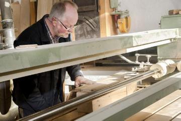 Tischlermeister Reinhold Engbert, Brochterbeck - hier bei der Fertigung einer Treppe. Ein Besuch in der Werkstatt für Innenausbau, Treppen-, Fenster-, Türen- und Möbelfertigung im März 2015. Horstmersch 5.