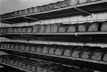 Landesheilanstalt für Psychiatrie Lengerich, Renovierung 1954-1957: Brotablage in der Bäckerei nach dem Umbau.