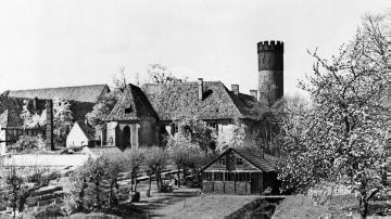 Münster, Bergstraße 37: Ehemalige Johanniterkommende (Gartenseite) und Buddenturm mit Zinnenkranz von 1880. Undatiert, um 1930? 