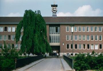 Aa-Brücke vor der Juristischen Fakultät (erbaut 1951-53) der Westfälischen Wilhelms-Universität