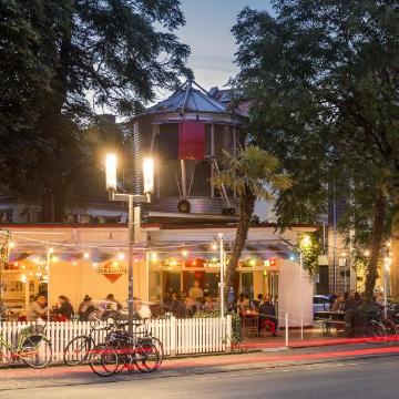 Junge Gastromomie in Münster: Abendliches Treiben im "Café Gasolin" auf der Aegidistraße.