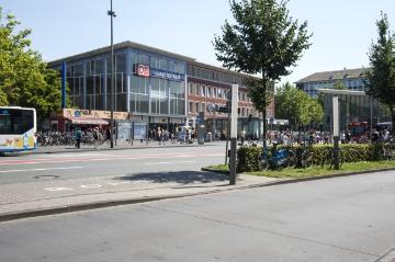 Hauptbahnhof Münster, Juli 2014: Empfangshalle an der Bahnhofstraße - Ansicht kurz vor ihrem Abriss Ende 2014, erbaut in den 1950er Jahren, Neubau ab 2015.