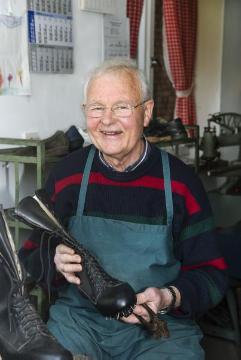Hubert Poerschke, Orthopädischer Schuhmachermeister in Brochterbeck - noch mit über 80 Jahren täglich bei der Arbeit in seiner Werkstatt an der Dörenther Straße 13. April 2015.