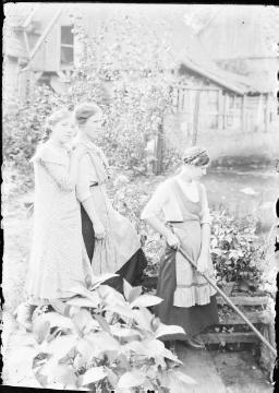 Harsewinkel, "am Bach", um 1910: Gertrud, Maria-Elisabeth und Änne Jäger, die jüngsten Töchter des Fotografen und Ladenbesitzers Johann Hermann Jäger. Undatiert. 