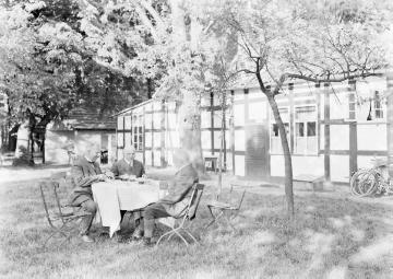 Gastronomie rund um Harsewinkel: Fotograf Ernst Jäger (links) in der Gartenwirtschaft Wacker. Standort nicht überliefert. Undatiert - um 1940?