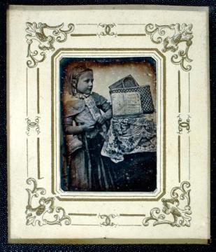 Friedrich Hundt, Familie: Tochter Sophia Hundt (geb. 1838) am Tag ihrer Einschulung 1844 (Atelieraufnahme, Daguerreotypie)