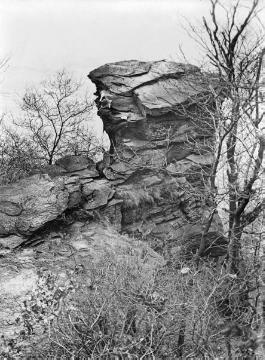 Die "Teufelskanzel" auf der Ostseite des Harkortberges (Kleff) im Ardeygebirge bei Wetter. Undatiert, um 1920?