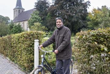 Menschen in Brochterbeck: Abraham Manalil aus dem indischen Payanamon/Kerala, seit 2006 Pfarrer der katholischen Kirchengemeinde St. Peter und Paul und gern per Fahrrad unterwegs.