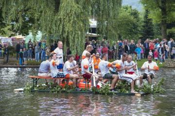 Stärkung nach dem Wettkampf - Ende der Juxboot-Regatta auf dem Mühlenteich in Brochterbeck, ein Höhepunkt der alljährlichen Sommerkirmes im Dorfzentrum, Juli 2015.